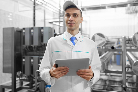 乳制品生产乳制品厂生产部白衣戴帽男子画像,灰色碑照片