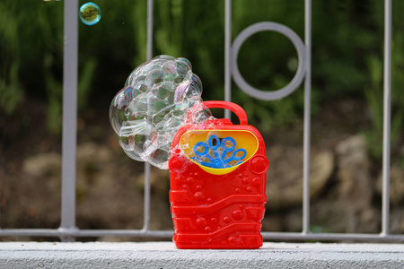 肥皂泡在气泡机的空气中图片