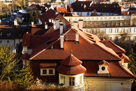 布拉格古镇的陶土屋顶建筑照片