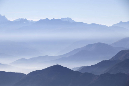 朦胧的蓝色天空图片