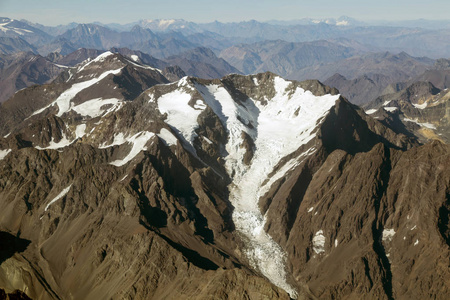 冰雪覆盖的山峰图片