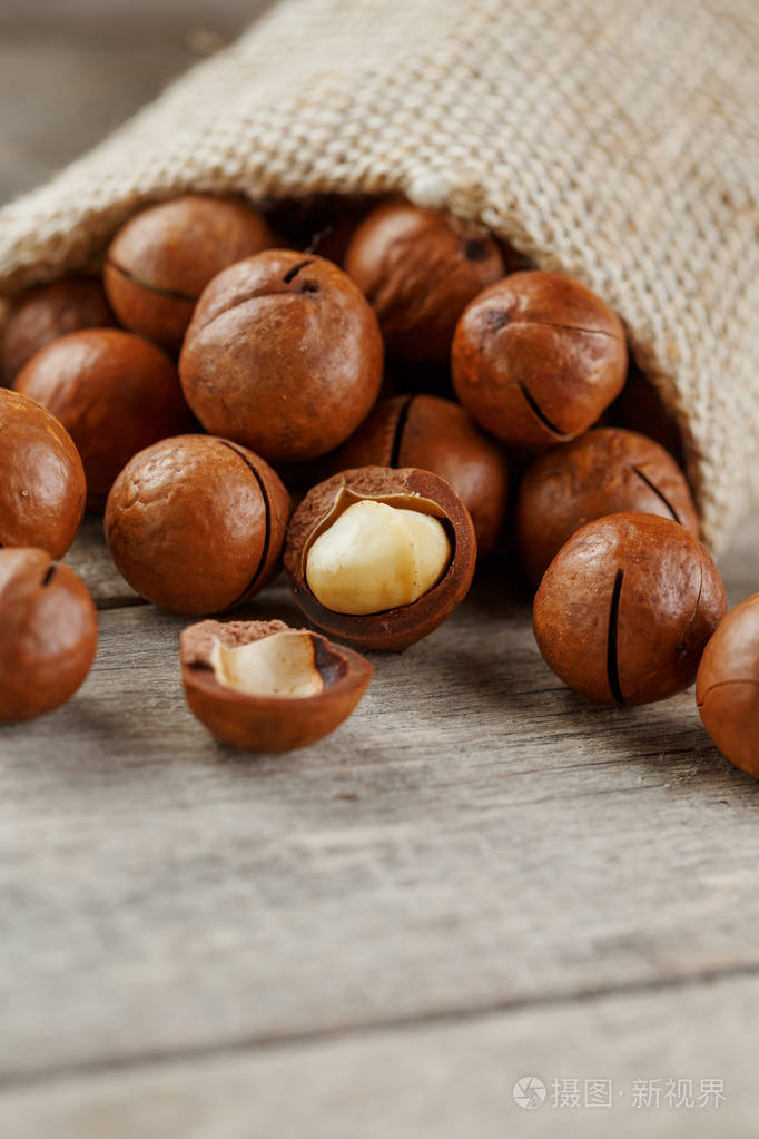 袋装木桌上的澳洲坚果特写俯视图