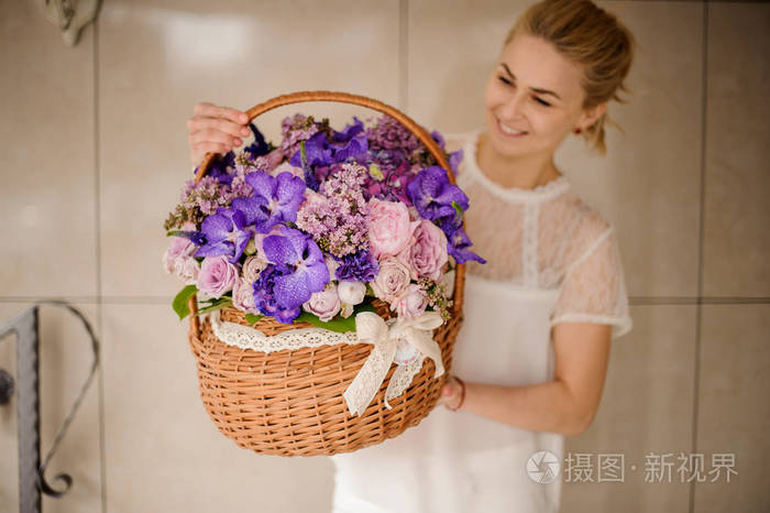 花篮里有娇嫩的紫罗兰和粉红色的花照片-正版商用图片2jv4v5-摄图新