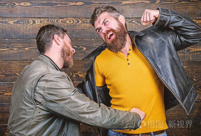 失败和失望.男人们争论失败了.失望的合伙人争吵