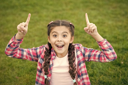 兴奋和喜悦的感觉.可爱的小女孩玩得很开心.有想法照片