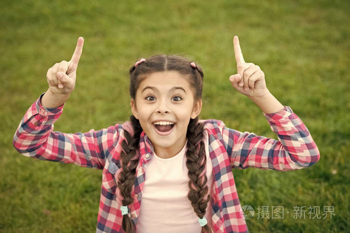 美丽的微笑.兴奋和喜悦的感觉.可爱的小女孩玩得很开心.有想法