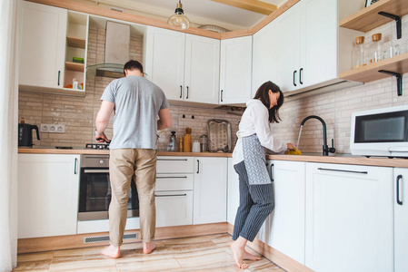 夫妻俩在厨房做饭洗碗照片