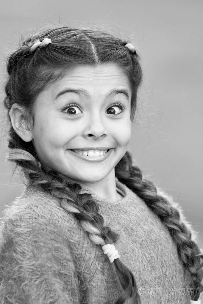 童年与幸福观.一脸惊讶,笑容灿烂的孩子.情感概念.惊讶的女孩特写.