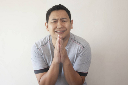 年轻人后悔,道歉的手势照片