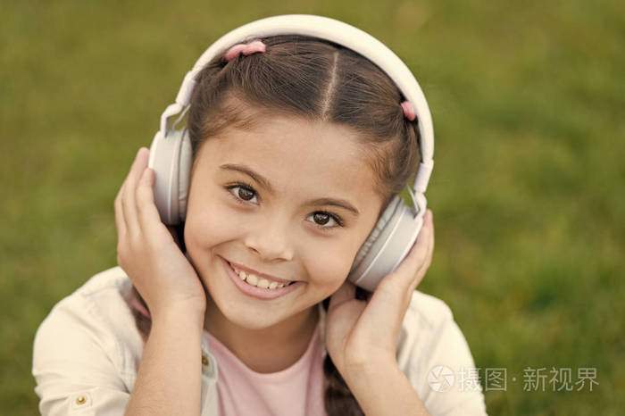 笑容可掬的小孩.不经意的美丽.快乐的童年.秋天依偎着.