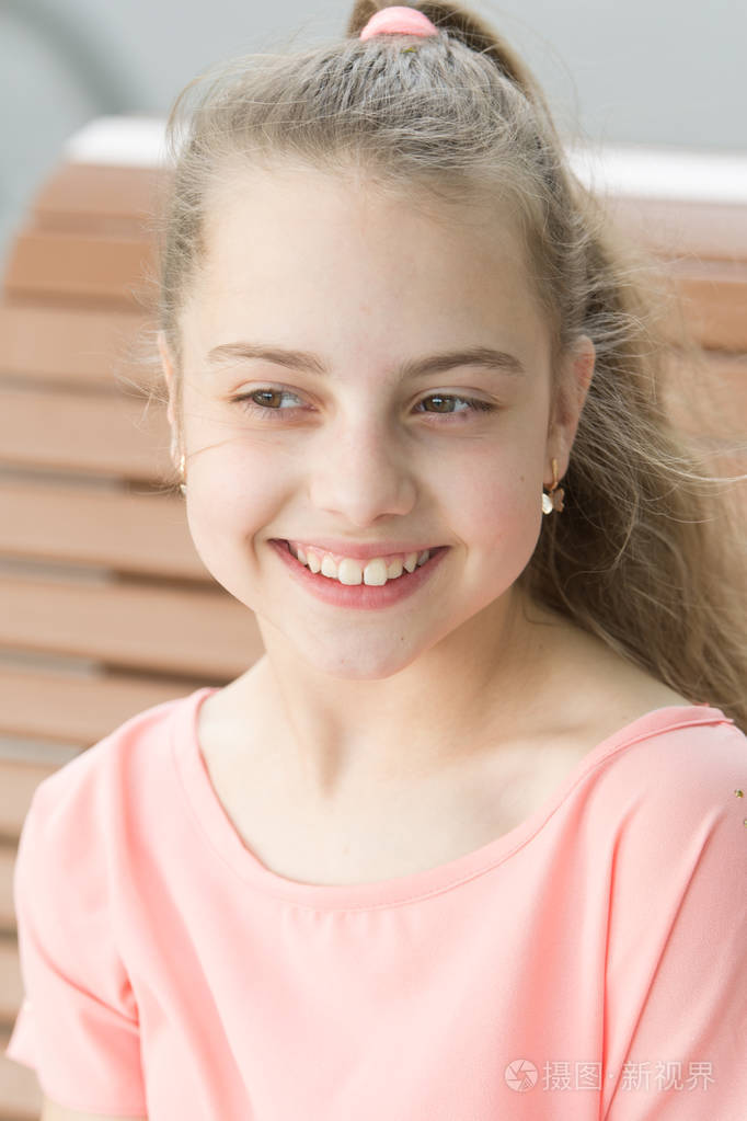 可爱的小女孩,笑容灿烂.可爱的小男孩,长着金色的头发和快乐的笑容.