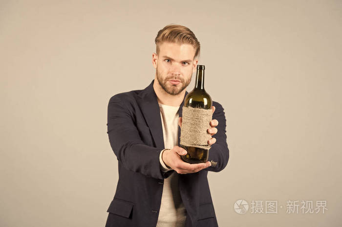 专业的葡萄酒除味理念.男士正装,手拿酒瓶.