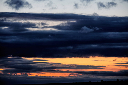 夜晚乌云密布的乌云密布的天空照片