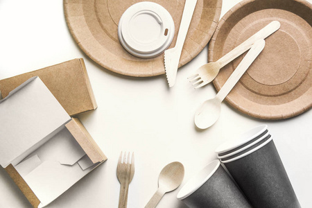 白色大理石背景的环保一次性餐具.