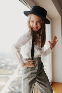 家里戴着黑帽子的可爱小女孩图片