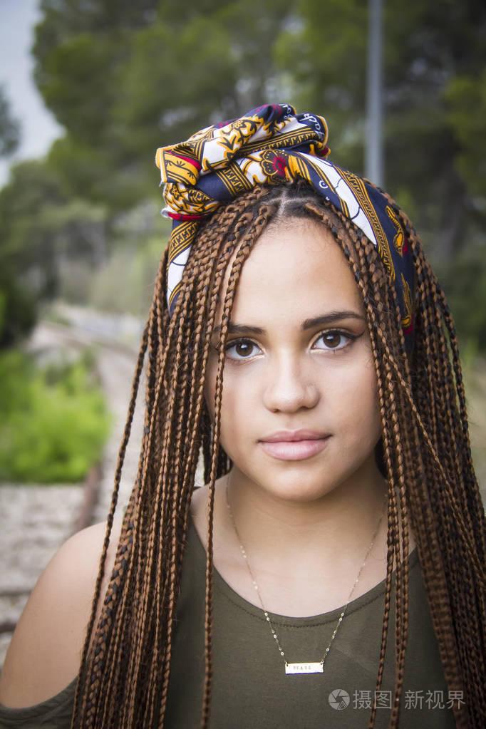 年轻漂亮的辫子女孩