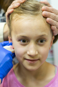 那个女孩在美容院打了耳洞.