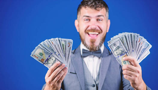 有美元钞票的富商.有大量资金的货币经纪人.靠自己的生意赚钱.