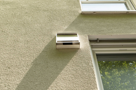 浴室通风口房屋外立面上每个房间的现代主动通风系统照片