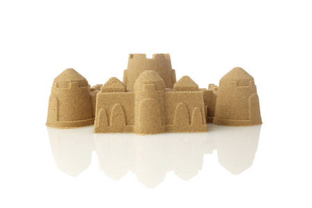 沙滩上的沙堡孤立在白色的背景上公主和她的城堡在儿童 sweeming 游泳