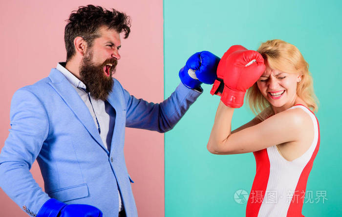 相爱的情侣在拳击比赛