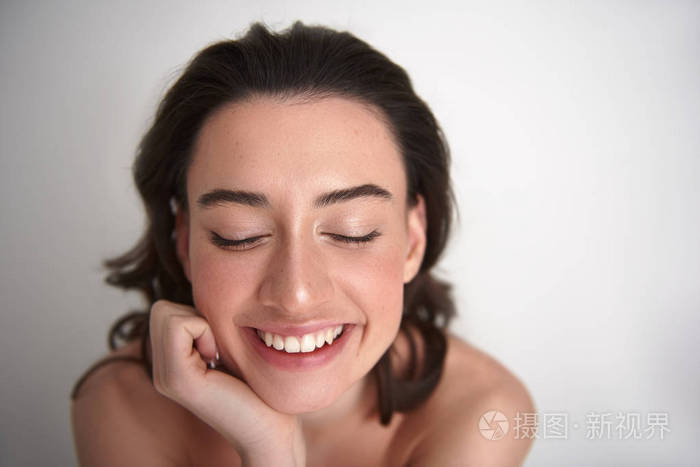 笑眯眯的幸福女人的画像