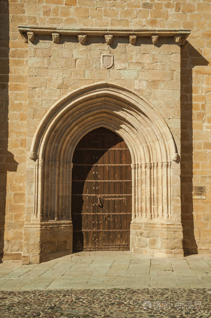 卡塞雷斯有中世纪石拱门的大木门