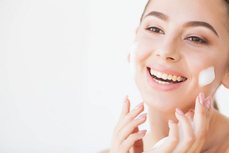 养颜美女美容养颜.脸上涂有面霜的女人照片