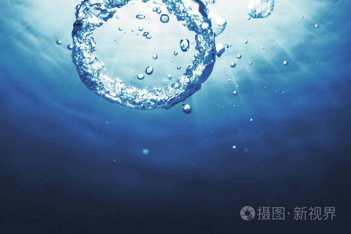 水底气泡环向太阳升起