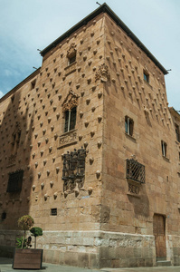 萨拉曼卡用贝壳装饰的建筑立面照片