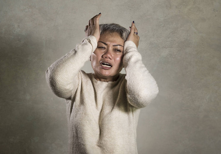 富有魅力的悲伤和沮丧的中年亚洲女人哭着无助的痛苦和绝望的脸上的
