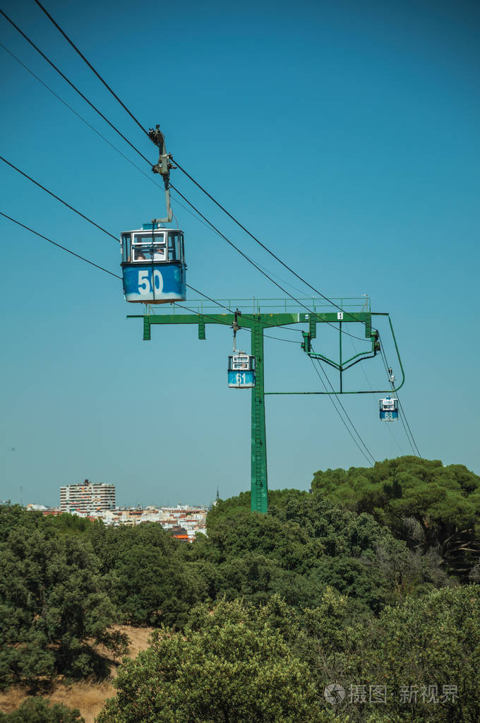 马德里teleferico公园的缆车缆车和大型支撑塔