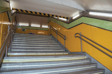 地铁台阶马德里地铁通道中带扶手的楼梯照片
