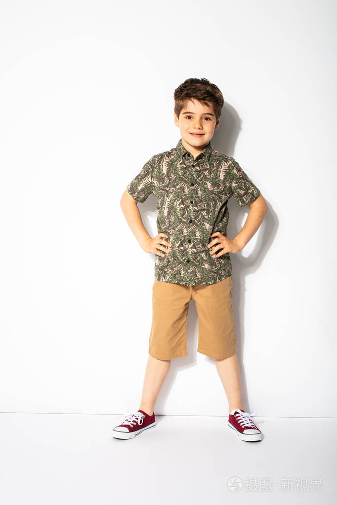 在白色背景上摆姿势的小男孩