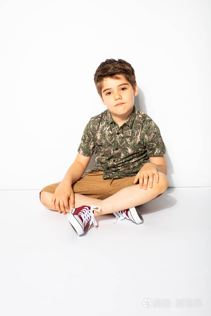 在白色背景上摆姿势的小男孩