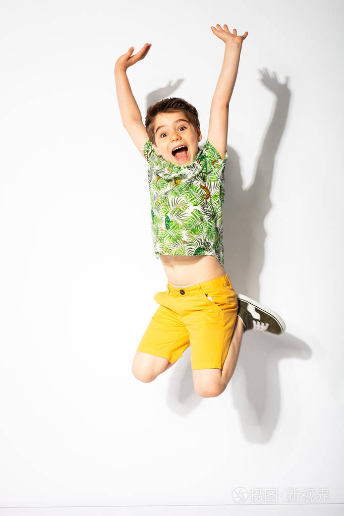 在白色背景上摆姿势的小男孩
