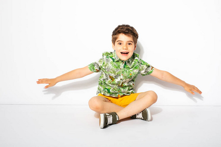 时尚小男孩跳图片