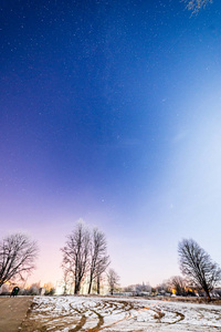 夜空中的星星和云彩在长时间曝光拍摄照片