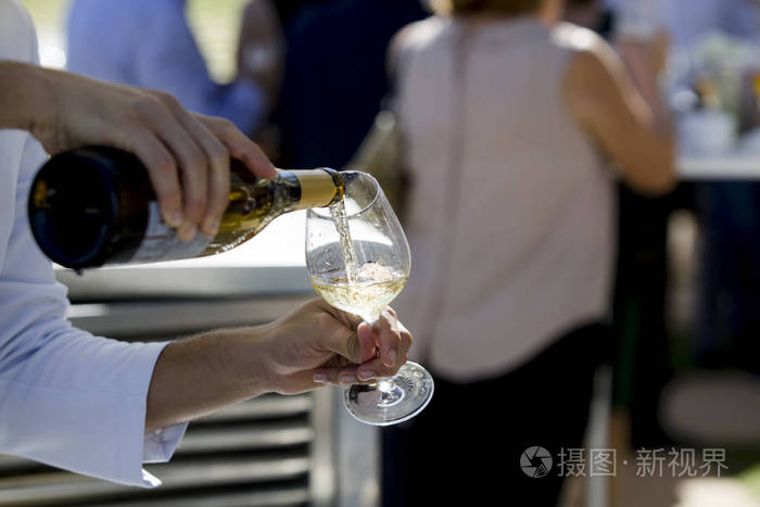 服务生在鸡尾酒中端酒