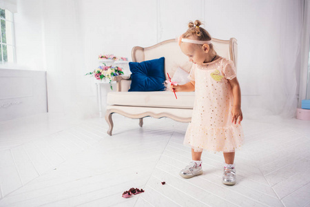 派对污染有趣的白人小女孩掉在地上甜点蛋糕和烂摊子.