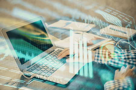 技术主题全息图,背景是人在电脑上工作.高科技概念.双重曝光.照片