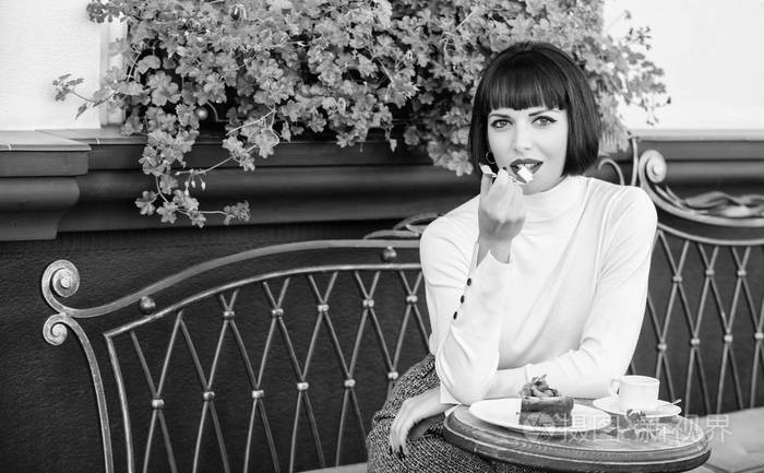 女孩放松咖啡厅蛋糕甜点美食概念愉快的时间和放松美味的美食蛋糕女人