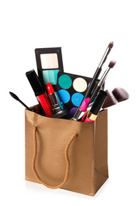 购物袋中不同的化妆用品图片