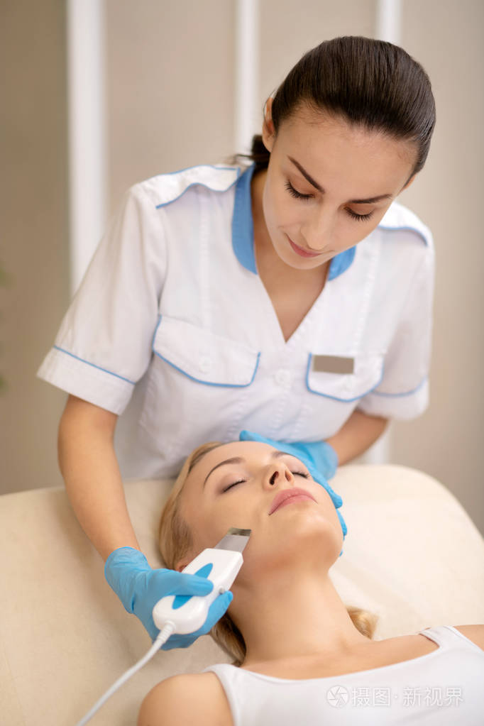 美容师在洗脸时感觉很忙照片-正版商用图片2jy9qe-摄图新视界