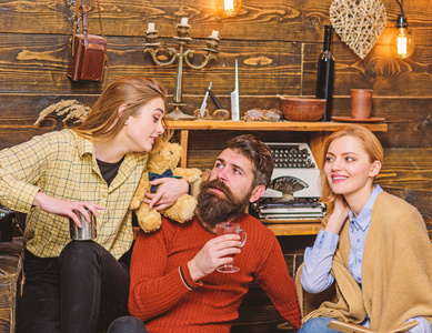 男人的事情家庭聚会,一起度过时光.