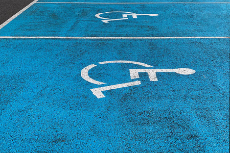 沥青残疾人停车场蓝色标识图片