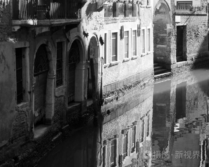 威尼斯运河与建筑物的倒影老墙门和