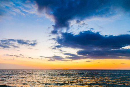 海滩上五彩缤纷的日落天空图片
