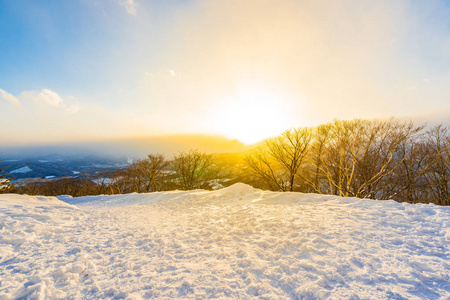 雪冬海上山峦叠嶂图片