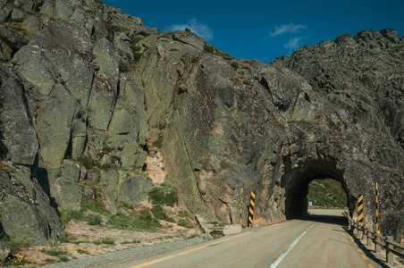 穿越隧道的岩石景观道路图片